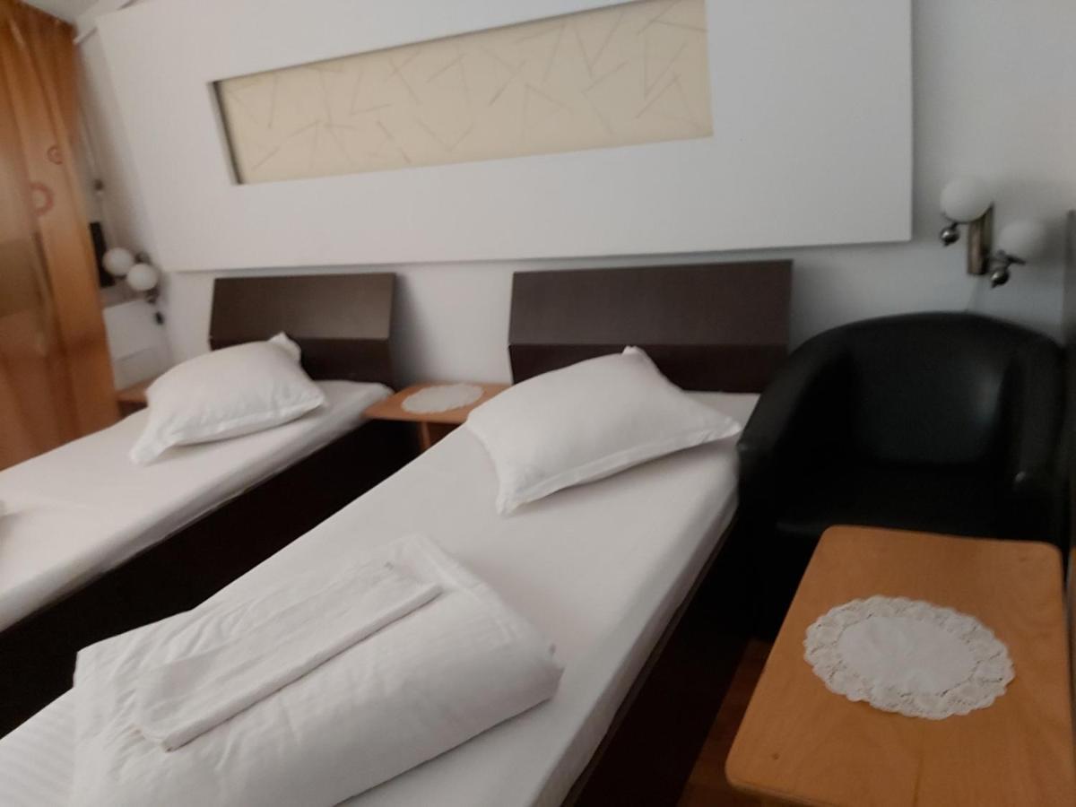 Hotel Turist Решіца Екстер'єр фото