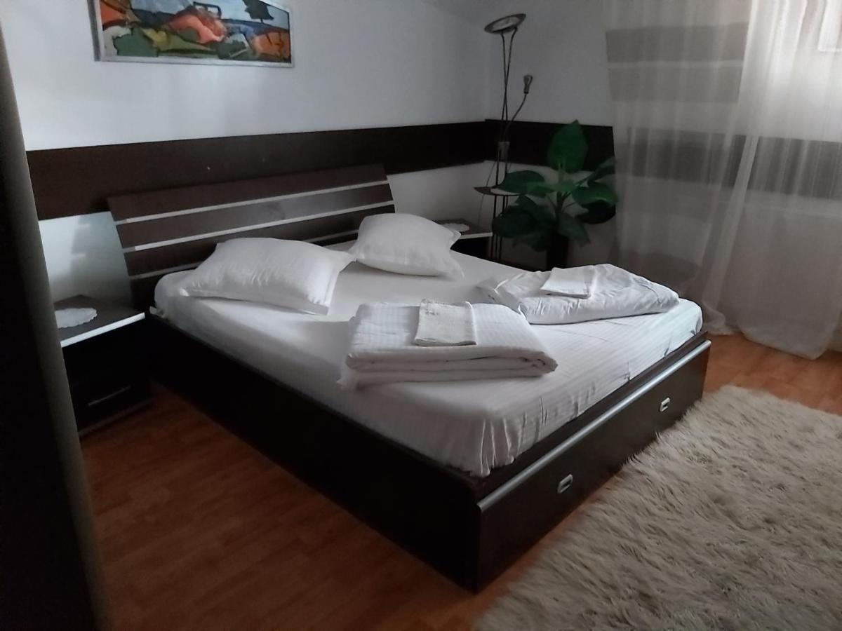 Hotel Turist Решіца Екстер'єр фото