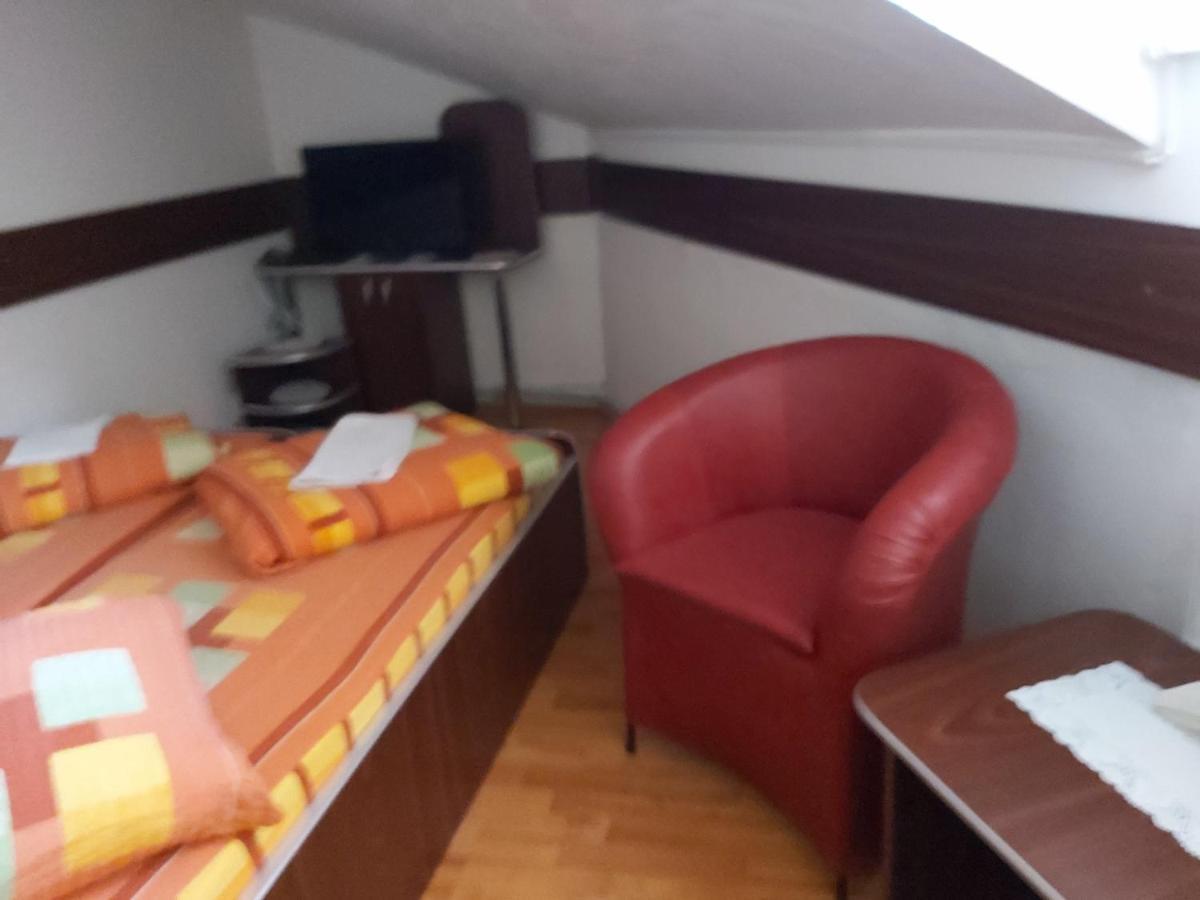 Hotel Turist Решіца Екстер'єр фото