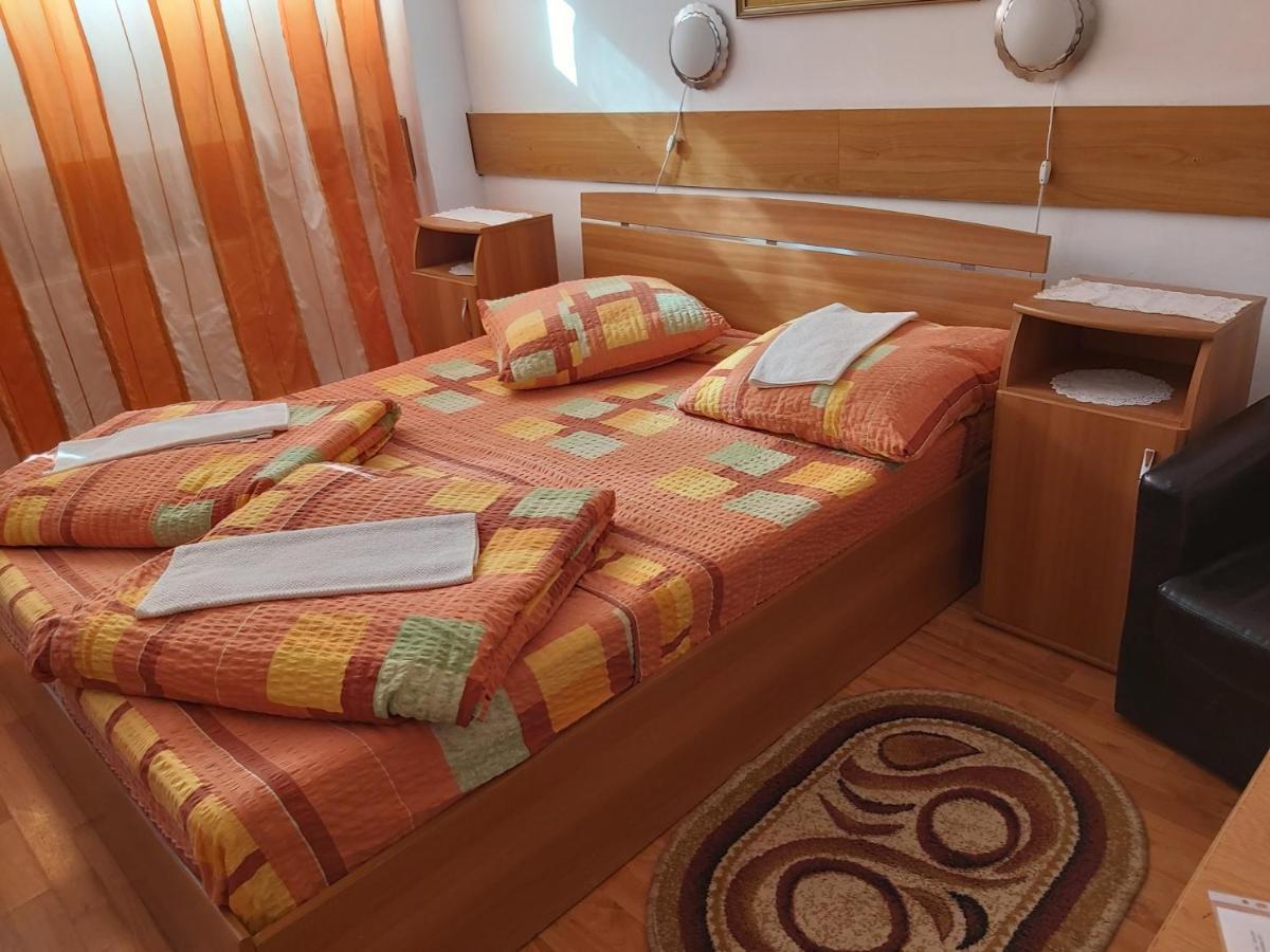 Hotel Turist Решіца Екстер'єр фото