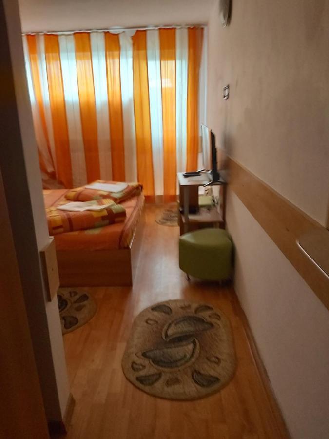 Hotel Turist Решіца Екстер'єр фото