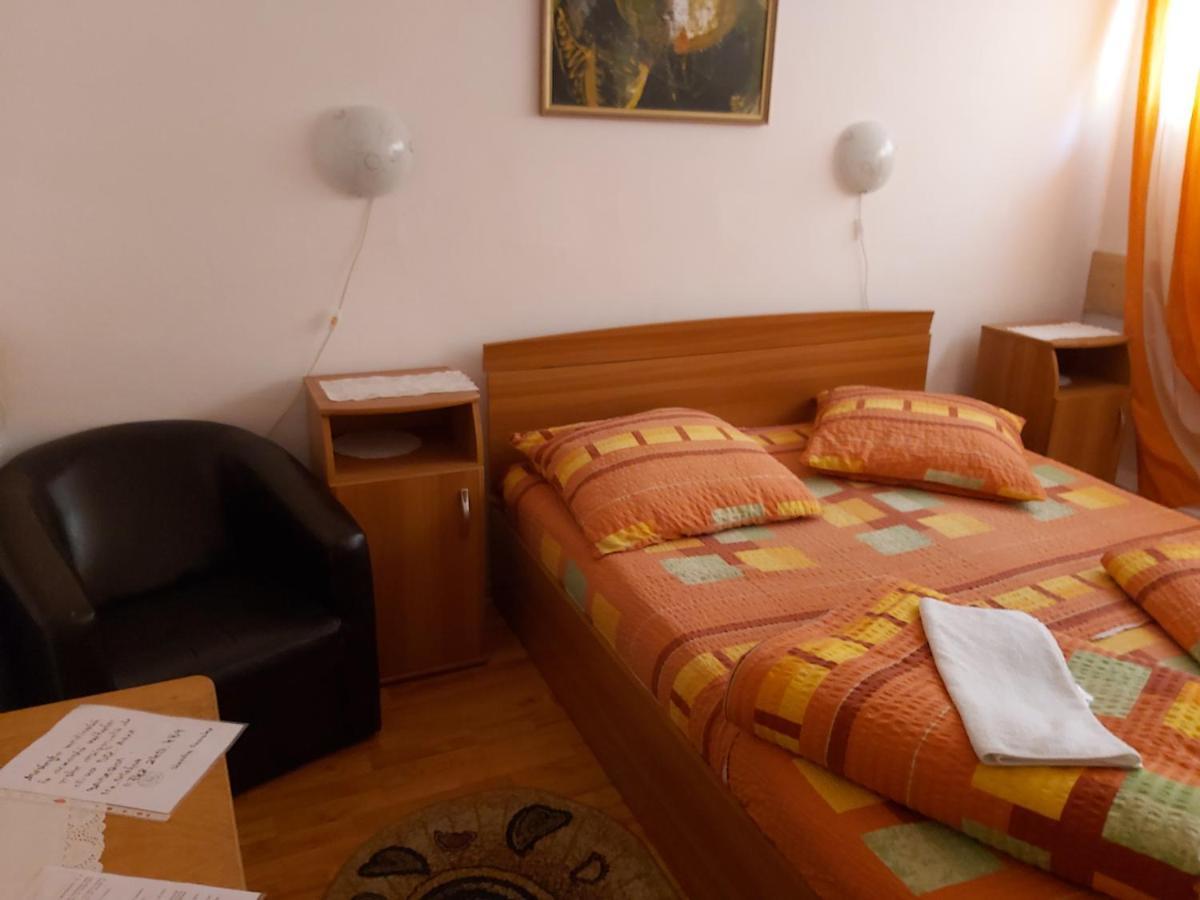 Hotel Turist Решіца Екстер'єр фото