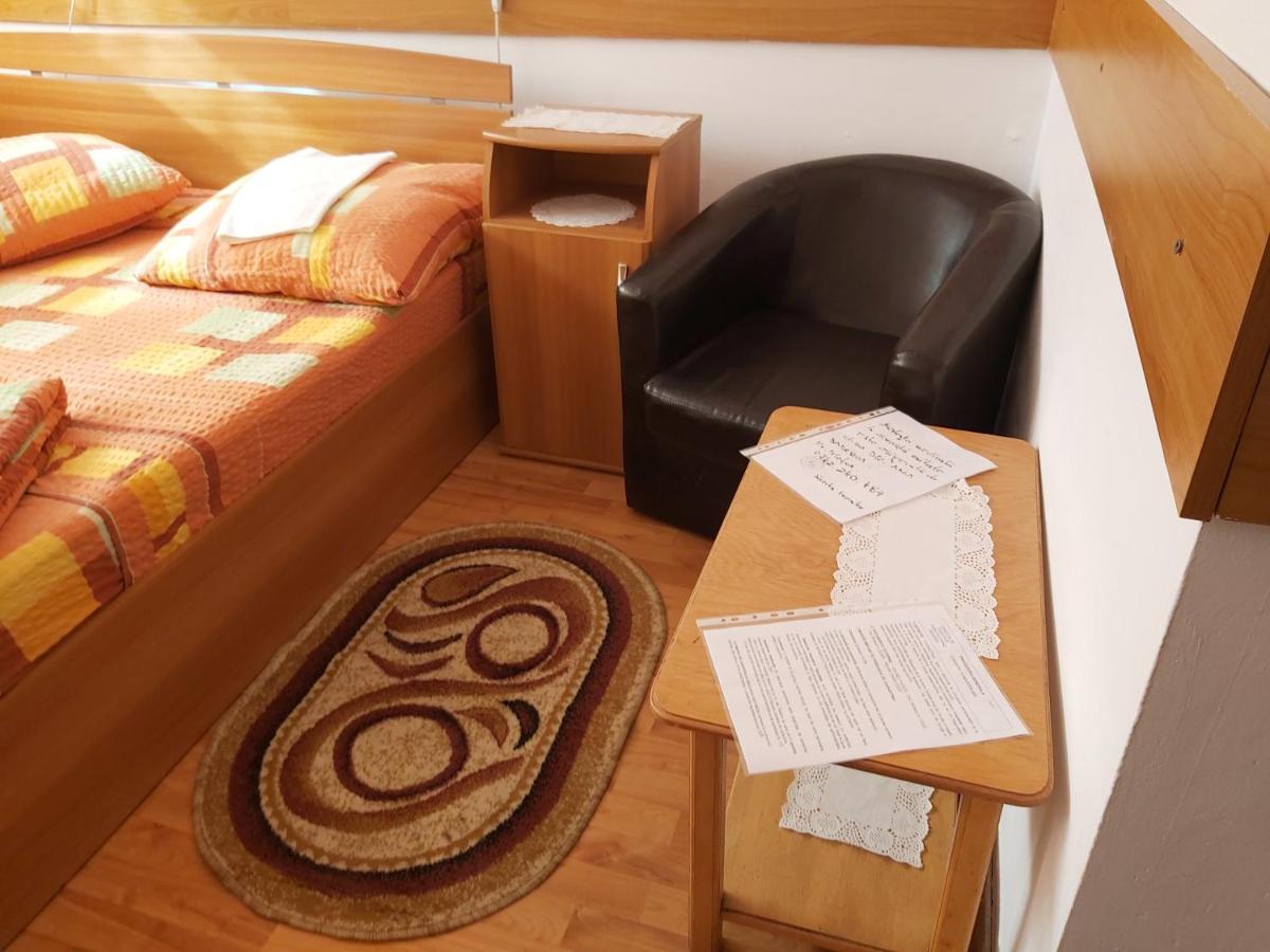 Hotel Turist Решіца Екстер'єр фото